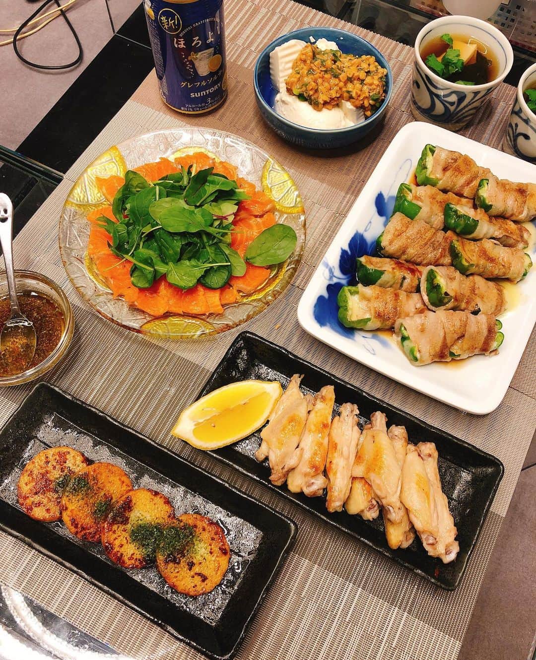 岡田栞奈のインスタグラム：「本日も居酒屋「岡田亭」開店💗🥴💗 ・メニューはこちら ______________________. ・ ・サーモンのカルパッチョサラダ ・山芋ステーキ ・梅納豆と大葉の冷奴 ・筍と三つ葉のお吸い物 ・手羽中の中華だし焼き ・甘辛肉巻きチーズ入りピーマン ______________________  お酒がすすみますね〜👩‍❤️‍👨🍻 #宅飲みメニュー #お家居酒屋 #居酒屋メニュー #料理 #お酒好きな人と繋がりたい  #おつまみメニュー #お家時間 #主婦 #家族の時間 #夫婦生活 #自粛生活 #かんなごはん」