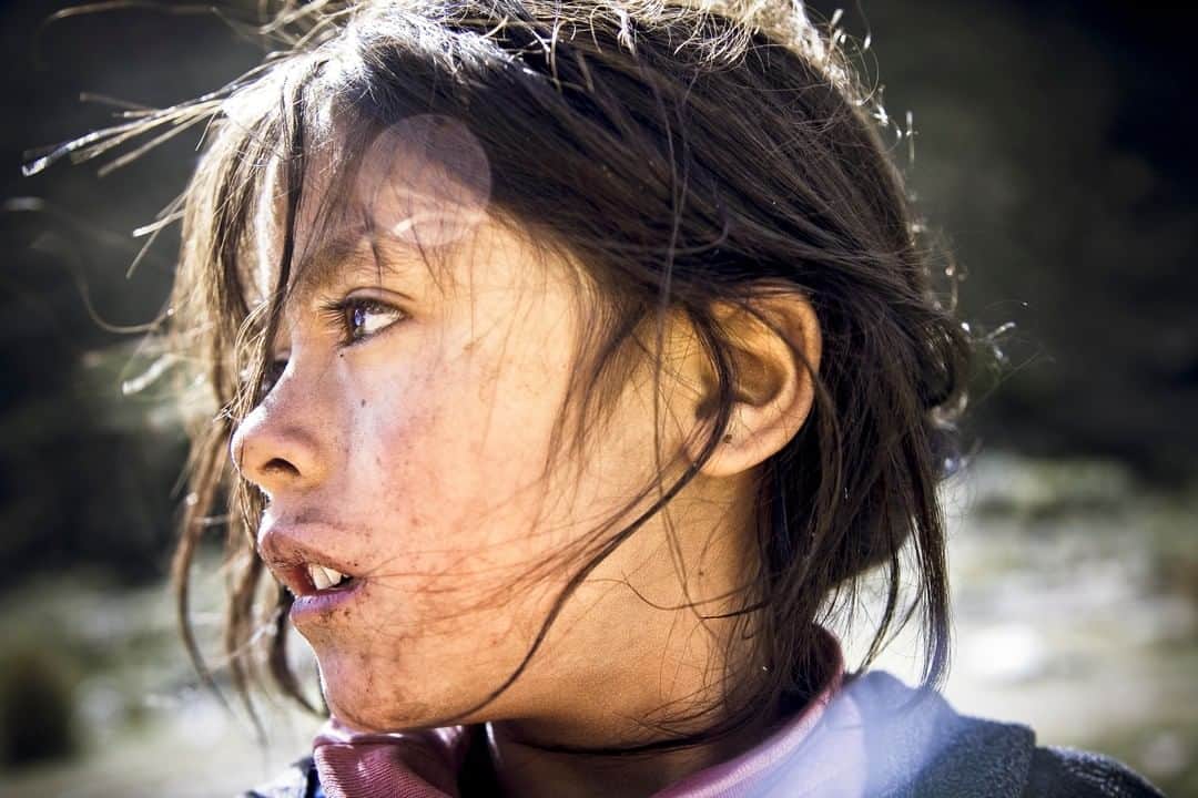Cory Richardsさんのインスタグラム写真 - (Cory RichardsInstagram)「#outtakes. For the images that make it, many never get seen. ⁠ ⁠ This image of a young Quechua girl in the Santa Cruz Valley of the Cordillera Blanca of Peru is one that, until now, never made it out of the vault. It got cut in favor of a more direct and 'standard portrait. ⁠ ⁠ Over time, I've learned that there is lots of information in the frames around the ones that get chosen and it can be useful to go back and observe our own process in arriving at something that we are satisfied with. Time can also alter our choices and our tastes, sometimes offering magic moments that we may have missed the first time through.⁠ ⁠ #BespokeCoryRichards⁠ @bespokereps」4月23日 23時01分 - coryrichards