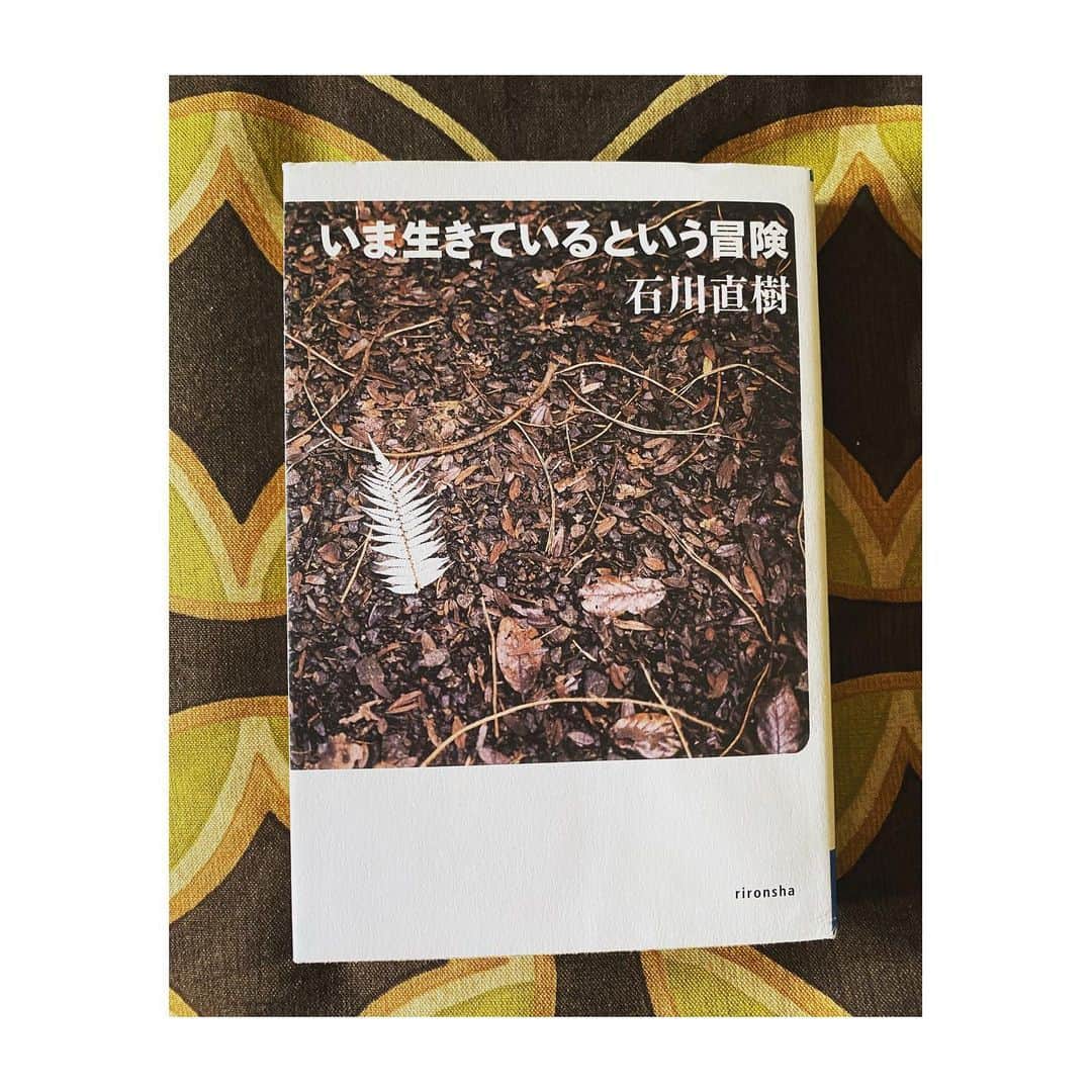 HiRAO INCのインスタグラム：「. 【７日間ブックカバーチャレンジ】vol.5  読書文化の普及に貢献するためのチャレンジ。  7日間、 "心の旅をできる本" を紹介します。  5冊目は　 石川直樹さんの "いま生きているという冒険"  石川さんは、地球に愛されてる。 いつあっても太陽の香り。 1番すきなこの石川さんの冒険の始まりの物語は、インド、アラスカ、北極、南極、七大陸最高峰とチョモランマ、ミクロネシアではカヌーで星の航海術、熱気球で落ちて漂流したり、えーっ！という驚きの連続。 あー楽しいな。 最高の地球冒険本。  今日バトンを繋ぐのは、"LIFE IS A JOURNEY " 旅をこよなく愛す、スタイリストで自身のブランドMylanも手掛ける佐々木敬子ちゃん　@keikosasaki_mylan  よろしくお願い申し上げます✨  #いま生きているという冒険  #bookcoverchallenge」