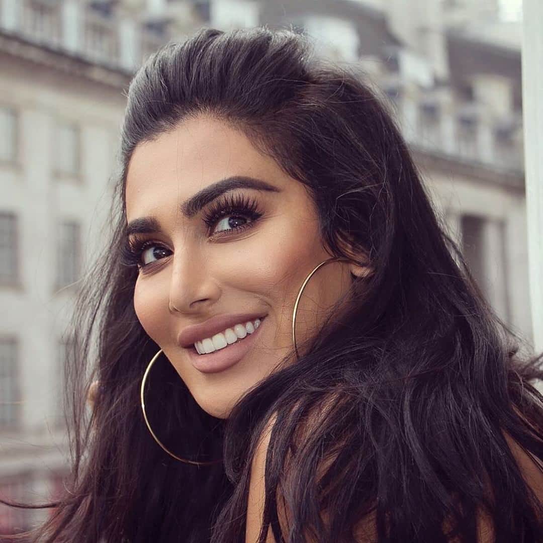 Instagramさんのインスタグラム写真 - (InstagramInstagram)「For Huda Kattan (@huda), this time of year is all about spending time with her loved ones. 🥰 “My family is the most important thing to me. We do everything together, but during Ramadan we really take the time to slow down and dedicate more time to appreciating one another,” says the founder and CEO of Huda Beauty, who lives in Dubai. ⁣ ⁣ ⁣ “One of the main things that me and my family are dedicating our time to this #MonthOfGood is providing food for families who need it. This is something that our family focuses on every Ramadan, and it’s really eye-opening. We sometimes take some of the most basic things in life, like food, for granted.” ⁣ ⁣ ⁣ Right now, Huda and people around the world are observing Ramadan, a month of prayer, giving and kindness. Share your moments of everyday kindness and good using the hashtag #MonthOfGood and tag three people to do the same. ❤️」4月23日 23時01分 - instagram