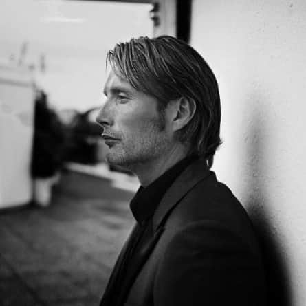 マッツ・ミケルセンさんのインスタグラム写真 - (マッツ・ミケルセンInstagram)「☕️ #ThrowbackThursday: Monochrome days.  #MadsThursday #SpecialMads #TeamMads #TheOfficialMads」4月23日 23時08分 - theofficialmads