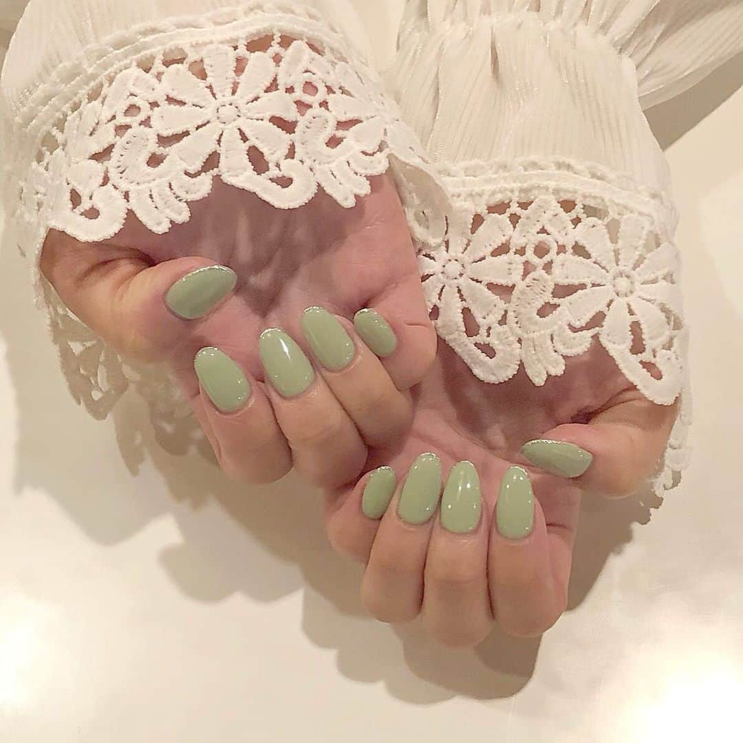 山本瑠香さんのインスタグラム写真 - (山本瑠香Instagram)「nail💅💚 . 今年の春のトレンドカラーの ピスタチオにしてみました〜 すぐ流行に乗りがち 笑 . さりげなくシルバーラメで フレンチネイルにしてます!! . #nails #ネイル #春ネイル #ピスタチオカラー  #네일아트」4月23日 23時11分 - ruka_1010_team8