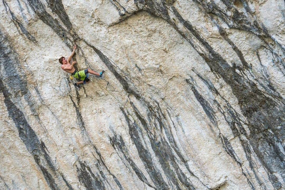 ジョー・キンダーさんのインスタグラム写真 - (ジョー・キンダーInstagram)「Some inspo from our trip to the Verdon Gorge,🇫🇷. At the time @sebbouin was gaining ground on his long term project La Rage D’Adam (now 9b/+) a super continuous route with 3D climbing, boulder problems separated w little rests, knee’s and perfect black & white limestone holds. Watching Seb drop the hammer on tries like this stoked the whole crag up! 🤘🤩🤘」4月23日 23時14分 - joekinder