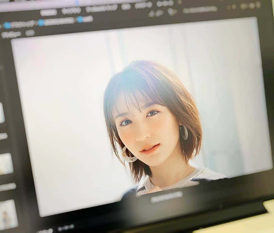 伊藤愛真さんのインスタグラム写真 - (伊藤愛真Instagram)「4/22発売のvoce6月号に掲載されています✨ .  今回の撮影、めちゃくちゃいい写真ばかりで どれが載ってるか楽しみ❤︎ . 好きなメイクや日常で気をつけていることとか取材してもらったのでぜひチェックしてみてね🥰」4月23日 23時15分 - __emagram