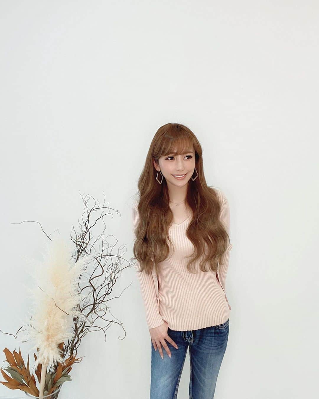 のインスタグラム：「🦋 ・ 絶妙なsmoky pinkの仕上がり♡ mocoa'sカーデ＆TOPSセット 大人気でとても嬉しい毎日です☺︎ ・ 色違いを また別日にリピート購入の お客様が多数で それがまた嬉しい♡ ありがとうございます🥰 ・ 👱🏻‍♀️『グレージュのバッグを持ってるところが見たい♪』 というDMをいただいていたので合わせてみました👜♡ ・ 1番 合わせやすくて使いやすい カラーがグレージュかも✔︎」