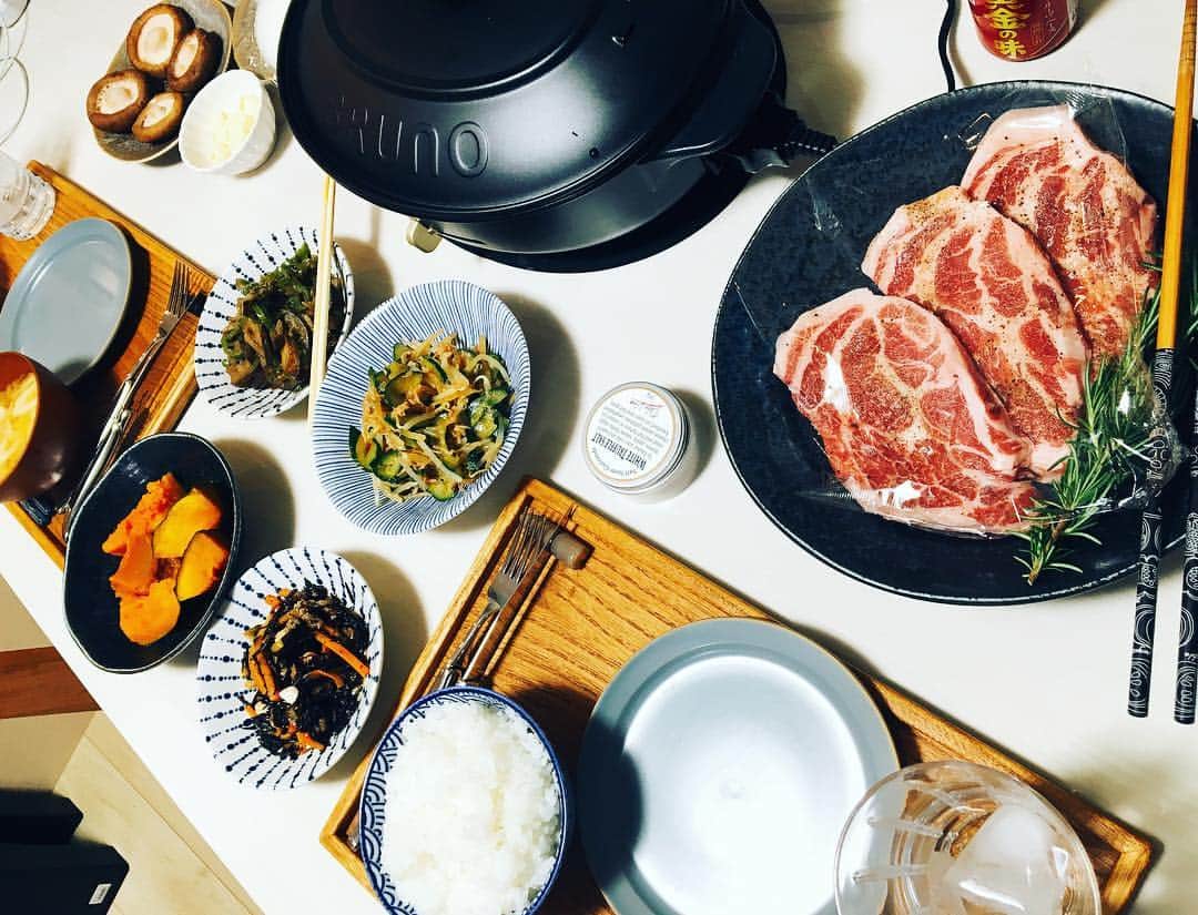 杜このみのインスタグラム：「新鮮でとっても良い香りのローズマリーを頂いたので、 ホットプレートでステーキを焼きました♪😊」