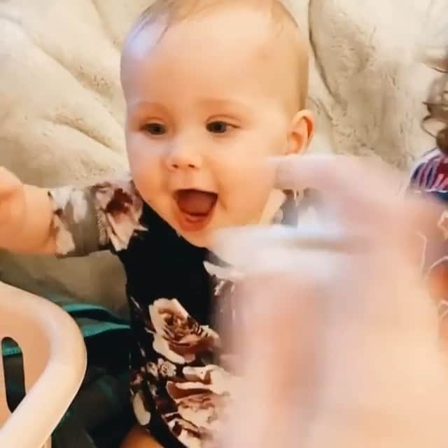 ブリアナ・エヴィガンのインスタグラム：「Happy birthday little birdie rose!!! I can’t believe she’s 1 today and we’re not all together! This video always makes me smile, I love you so much ness, your such an incredible mother. I miss you guys so much. Thanks for this, it always brightens my day. ❤️」