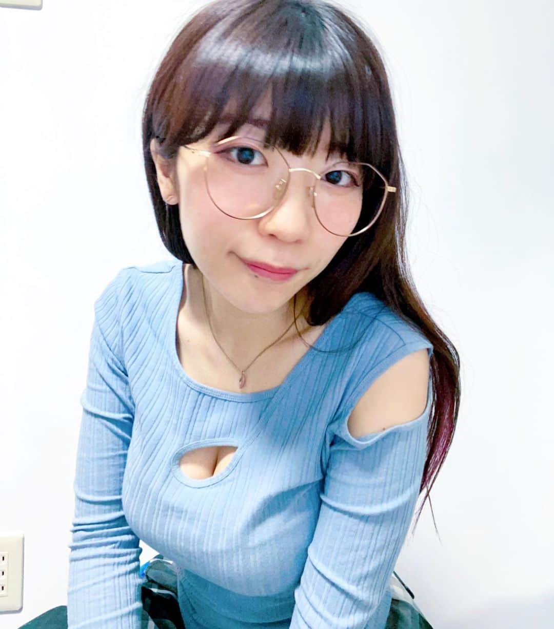 ぱいぱいでか美さんのインスタグラム写真 - (ぱいぱいでか美Instagram)「リモートでのラジオ収録なのに謎のやる気でエッチな服着て働いた ꙳ #tops #milkfed #俺はインスタグラマーになりてぇ #リモートワーク #服装自由 #やる気元気井脇 #鏡拭けば？ ꙳ こんなことになるとは思わずの 春服が届きますが(何ヶ月も前に注文してたのだ) 別に家で着ればええやないの！！！！！ ということでリモート収録でしかもラジオという まじで姿を見せない仕事にも関わらずこんな服着てました。 昨日ね！！！！！ 今日は今日で衣装着て仕事したりしてみた。笑 MILKFED.はカジュアルな印象強いけど 時折こういうｴﾁｴﾁ服あるので飛びついちゃいますね！ もちろんカジュアルなのも好き❤︎ 家で自分でテンションあげるしかだな〜 つって自撮りしまくったけど 鏡と鏡にうつる部屋が汚くて かなり雑な加工で部屋消しましたすみませんエヘヘ。 あと一回ゴロゴロしちゃったので髪の毛ボサってるねエヘヘ。 家の中の静電気がやばい。どこ触ってもバチ！ってなる」4月23日 23時26分 - paipaidekami
