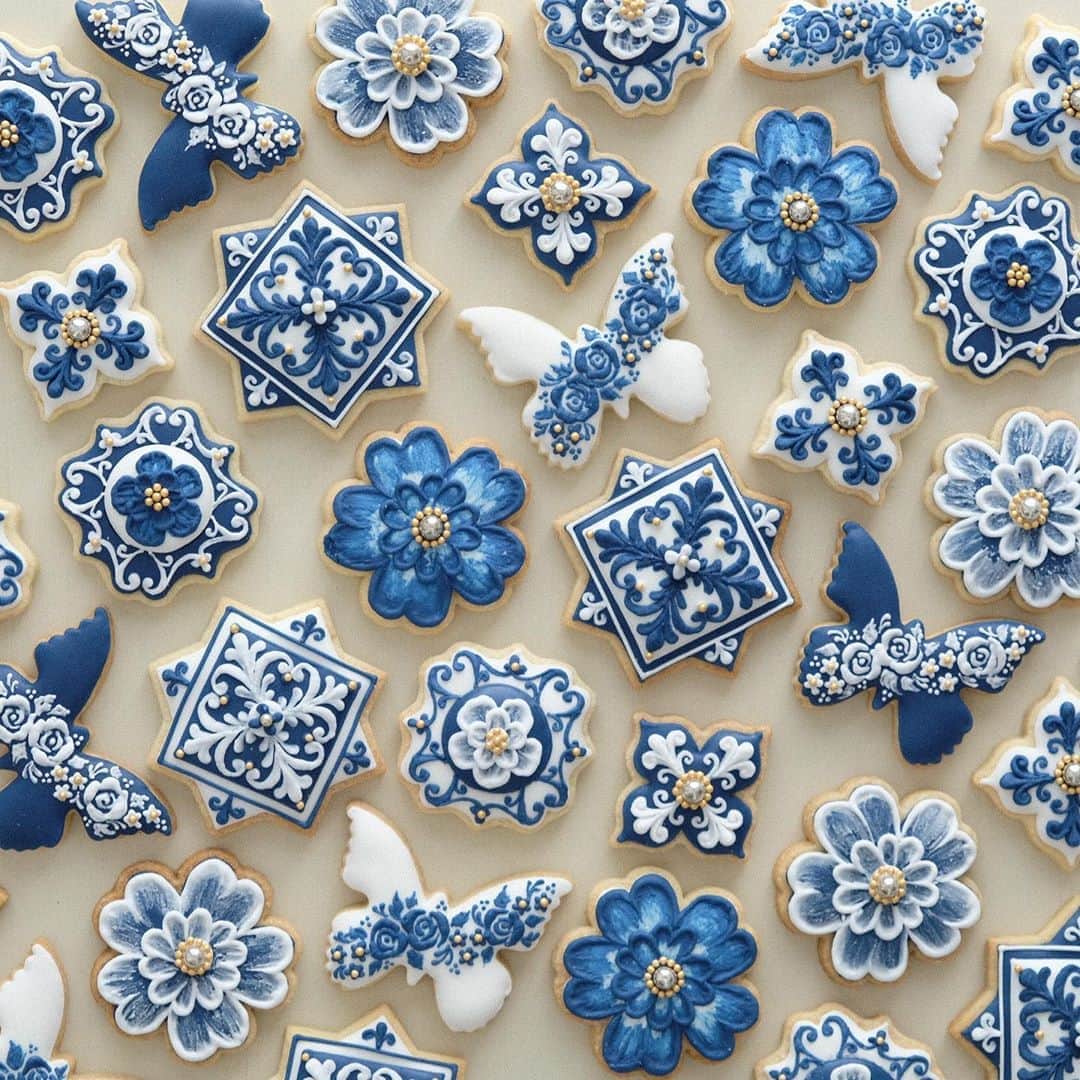 KUNIKAのインスタグラム：「Cookies are my tiny canvas🧞﻿ ﻿ ﻿ ﻿ #artofkunika #sugarcookies #decoratedcookies #cookieart #decoratedsugarcookies #royalicing #royalicingcookies #cookiedecorating #customcookies #cookiesofinstagram #cookiedesign #cookieartist #instacookie #アイシングクッキー」