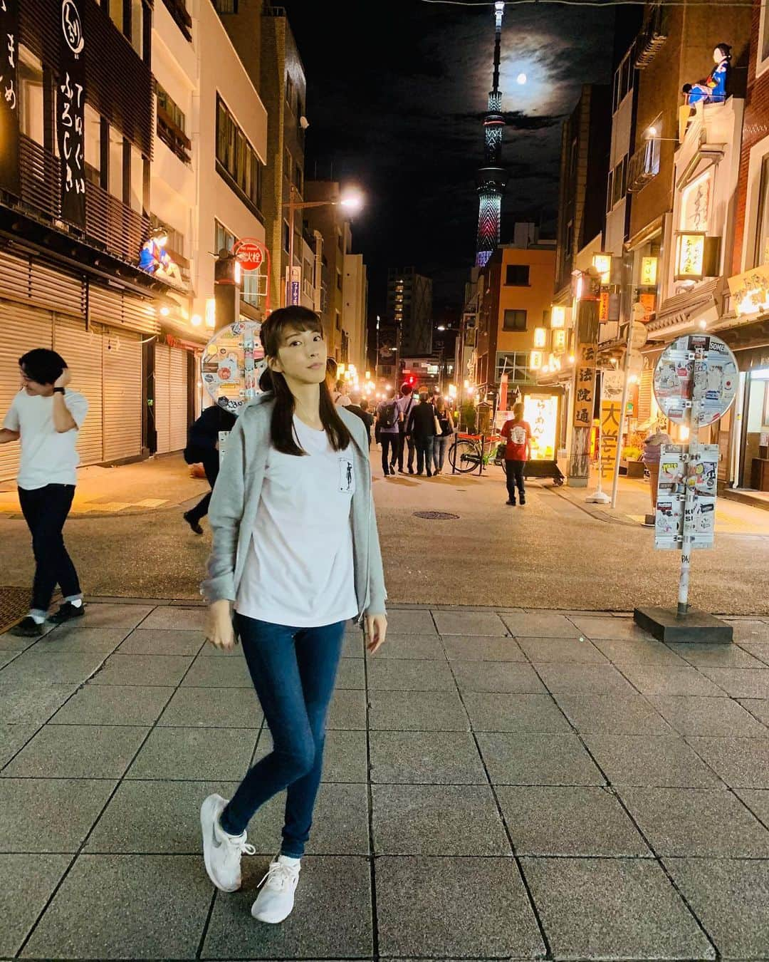 工藤麻美子のインスタグラム：「去年の秋口、浅草にて。  #浅草食べ歩き #浅草寺 #浅草グルメ #散歩写真 #2019 #スカイツリー #スカイツリー夜景」