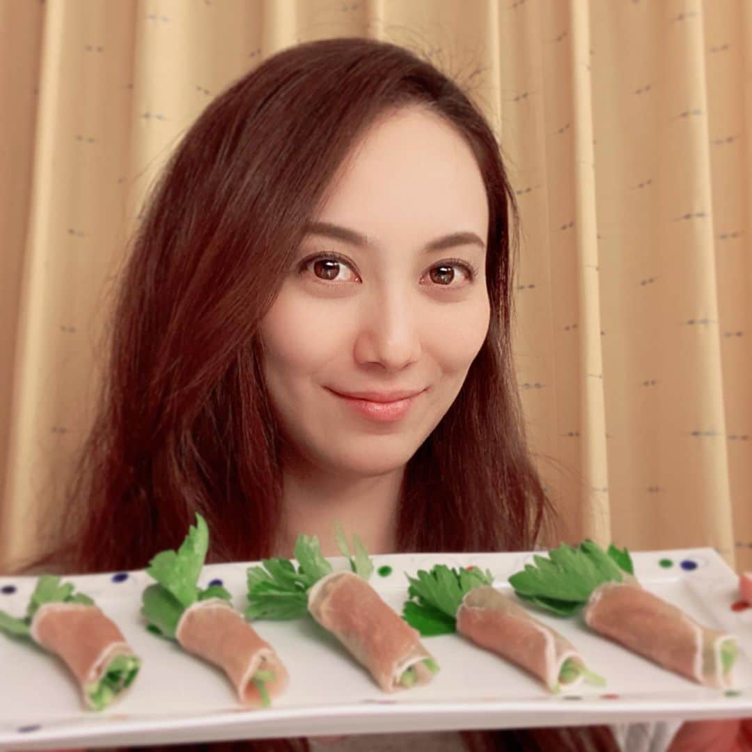 富永沙織さんのインスタグラム写真 - (富永沙織Instagram)「セロリの生ハム巻きを作りました🌸 ・ #cooking  #cookingathome  #instalive  #セロリの生ハム巻き  #インスタライブ で #教えてもらった  #金子巧 さん #セロリ  #嫌い でも #おいしくいただきました  #克服  #おうち時間  #料理  #生ハム  #簡単レシピ  @takumi28_28」4月23日 23時31分 - saori_tominaga