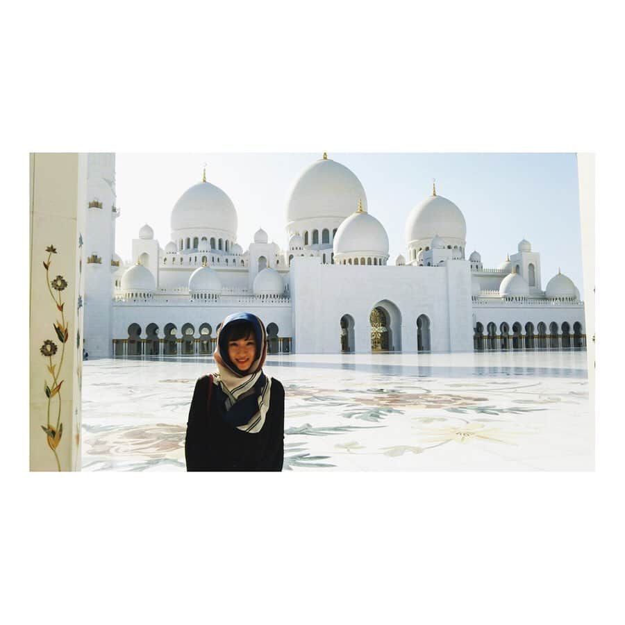 伊東楓さんのインスタグラム写真 - (伊東楓Instagram)「2018.2.11 #UAE🇦🇪 #dubai #abudabi  #わたしのせかい旅  初めてのイスラム圏。 文化の違いに驚くばかり。早朝に響き渡るお祈りのメロディーが、毎朝新鮮だった。  モハンメドという名前がアラブ人では1番多いらしい。予言者の名前なんだって。  イスラム圏は、服装や露出の制限があるので、なかなか個性を出せない。だから、国の女性たちは、足元で金持ちアピールをするらしく、ヒール10センチ以上のハイブランドの靴を履いてチラ見せさせたり、さりげなくオシャレしているとか。素敵。  平均収入額が、35万円。さらに、結婚すれば200万円が国から与えられる。ものすごくリッチな国でした。いいなぁ… ただ、国籍の取得はどの国よりも厳しいから、わたしの夢は一瞬で散りました。  UAEに関しては話したい知識が山のようにあるよ！  #海外旅行」4月23日 23時35分 - kaede_ito004