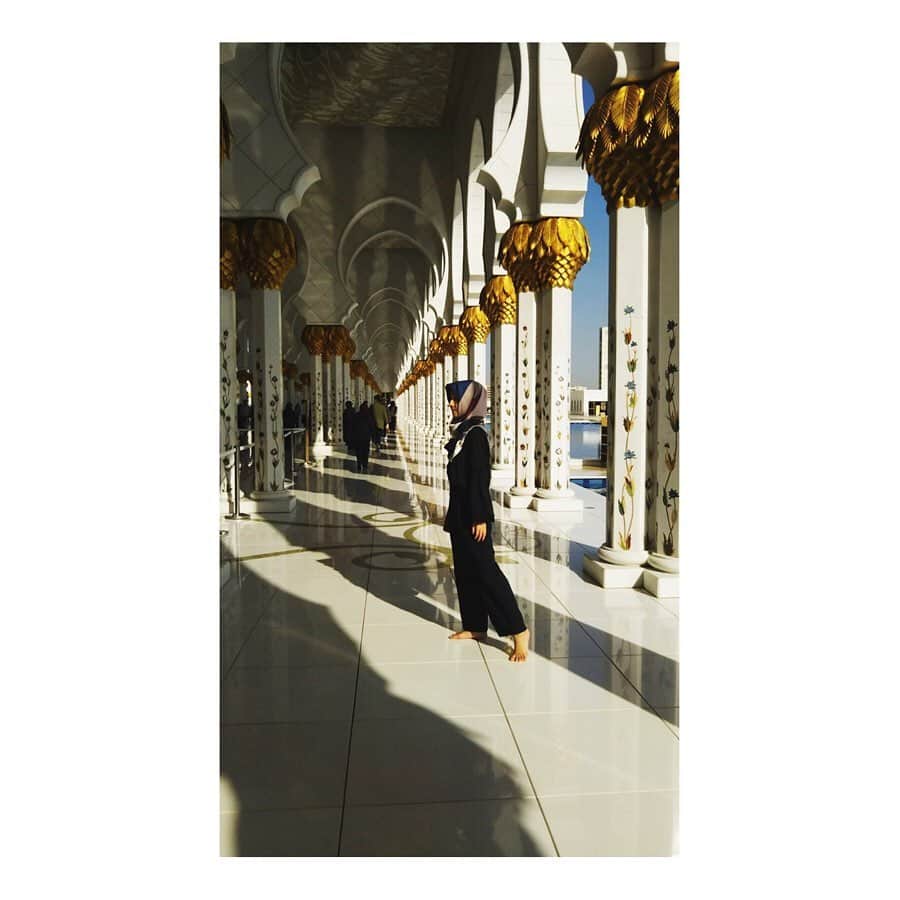 伊東楓さんのインスタグラム写真 - (伊東楓Instagram)「2018.2.11 #UAE🇦🇪 #dubai #abudabi  #わたしのせかい旅  初めてのイスラム圏。 文化の違いに驚くばかり。早朝に響き渡るお祈りのメロディーが、毎朝新鮮だった。  モハンメドという名前がアラブ人では1番多いらしい。予言者の名前なんだって。  イスラム圏は、服装や露出の制限があるので、なかなか個性を出せない。だから、国の女性たちは、足元で金持ちアピールをするらしく、ヒール10センチ以上のハイブランドの靴を履いてチラ見せさせたり、さりげなくオシャレしているとか。素敵。  平均収入額が、35万円。さらに、結婚すれば200万円が国から与えられる。ものすごくリッチな国でした。いいなぁ… ただ、国籍の取得はどの国よりも厳しいから、わたしの夢は一瞬で散りました。  UAEに関しては話したい知識が山のようにあるよ！  #海外旅行」4月23日 23時35分 - kaede_ito004