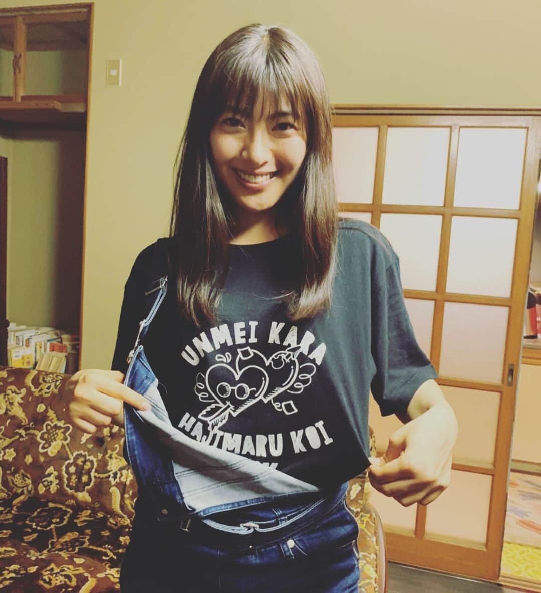 瀧本美織のインスタグラム：「この拙いインスタをみてくれて、いつもありがとう🤣✨ 「運命から始まる恋」デザインしてみた現場Tシャツ、みんなが着てくれてるの感無量…でした😋💓 泣き腫らした目だしメイクおとしちゃってるしだけどすみません🤫💦 今日もみんなが良い夢みられますように🌙  #ドラマ  #fod  #tver  #運命から始まる恋  #命中注定我爱你  #youaremydestiny  #現場tシャツ」