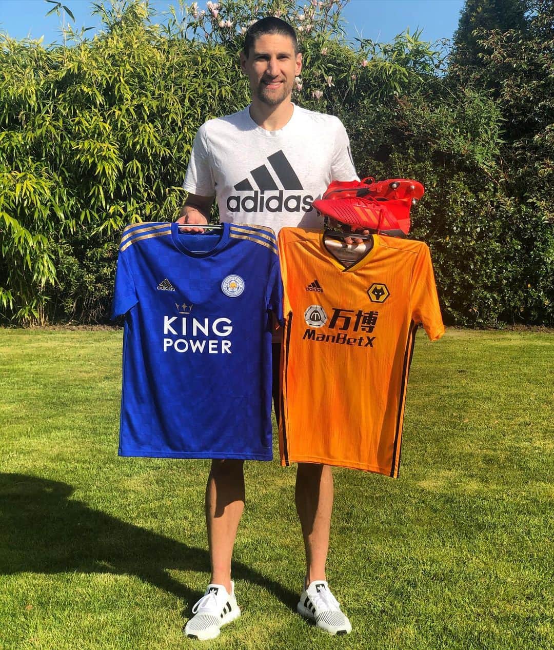 フェデリコ・フェルナンデスのインスタグラム：「Let's play a game and win my signed BOOTS ⚽️ One is Portuguese & Striker 🇵🇹. . 1) Guess the two PLAYERS that I changed t-shirt with.  2) Tag 3 FRIENDS.  3) Like the POST & share in your HISTORY. . Announcing the winner Saturday 25th of April.」