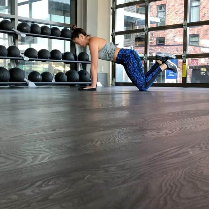 Marie Purvisのインスタグラム：「#tbt to an At-Home workout where all you need is a towel!  I did 3 sets of 10-16 reps of each.  1. Alternating triceps push up w reach 2. Plank 90degree abs  3. Runners lunge  4. Slide push ups  5. Knee tuck to pike  #athomeworkouts #keepgoing」