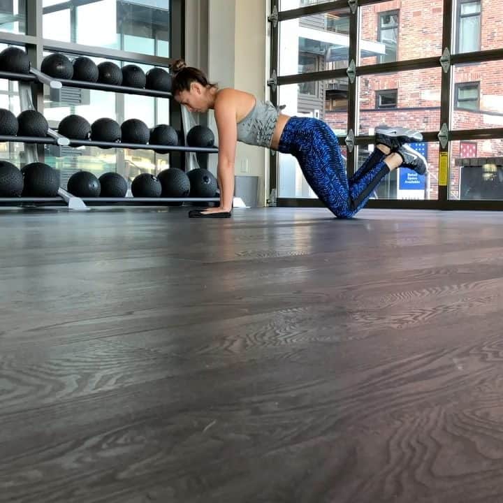 Marie Purvisのインスタグラム：「#tbt to an At-Home workout where all you need is a towel!  I did 3 sets of 10-16 reps of each.  1. Alternating triceps push up w reach 2. Plank 90degree abs  3. Runners lunge  4. Slide push ups  5. Knee tuck to pike  #athomeworkouts #keepgoing」