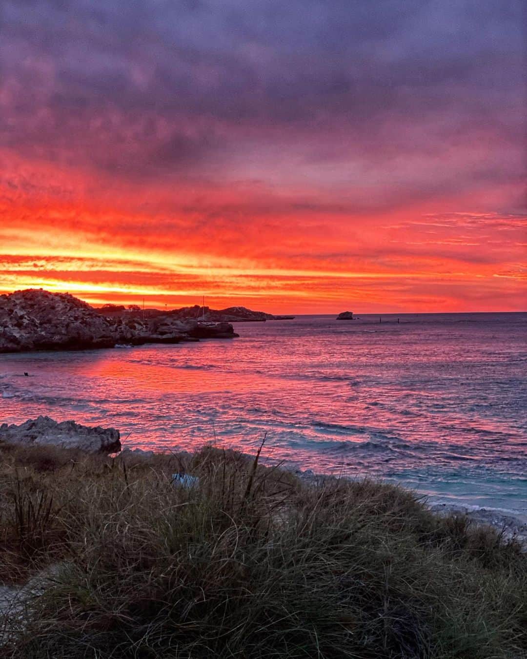 Laraさんのインスタグラム写真 - (LaraInstagram)「. . The sunset at Rottnest island! The sky was such an amazing color that the ocean was a bright red! Most vibrant sunset I’ve ever seen! . . 夕焼けで赤く染まった海。 燃えてるみたいに赤い空❤️ . .  #思い出投稿 #ロットネス島 #オーストラリア旅」4月23日 23時58分 - fa_la_lara