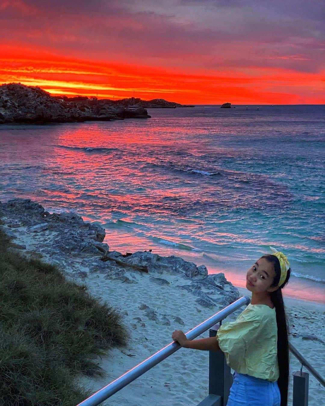 Laraさんのインスタグラム写真 - (LaraInstagram)「. . The sunset at Rottnest island! The sky was such an amazing color that the ocean was a bright red! Most vibrant sunset I’ve ever seen! . . 夕焼けで赤く染まった海。 燃えてるみたいに赤い空❤️ . .  #思い出投稿 #ロットネス島 #オーストラリア旅」4月23日 23時58分 - fa_la_lara
