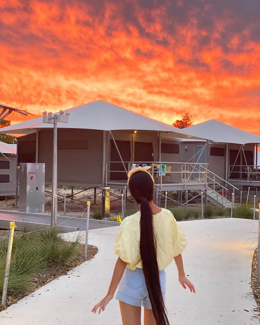 Laraさんのインスタグラム写真 - (LaraInstagram)「. . The sunset at Rottnest island! The sky was such an amazing color that the ocean was a bright red! Most vibrant sunset I’ve ever seen! . . 夕焼けで赤く染まった海。 燃えてるみたいに赤い空❤️ . .  #思い出投稿 #ロットネス島 #オーストラリア旅」4月23日 23時58分 - fa_la_lara