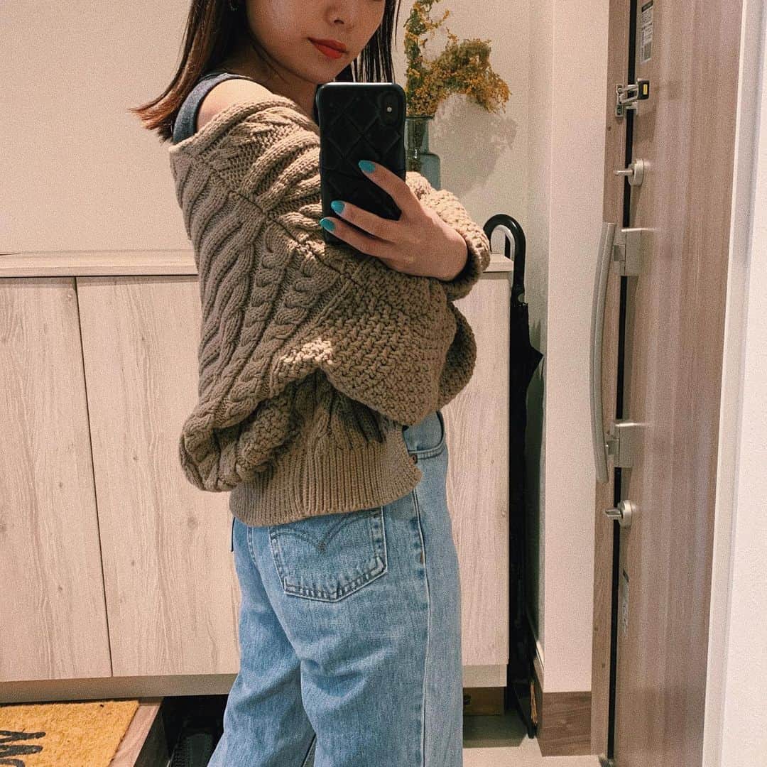 sayocoのインスタグラム：「今日はミーティング💻でメイクしたから お洋服も気分が上がります🥰❤️🔥 ・ ・ コットンのケーブルニットが 今くらいの気温にぴったりでうれし🌞💗 ・ ・ そして久々のセルフィむずい🥺 #不慣れ感 #私は元気です #stayhome」