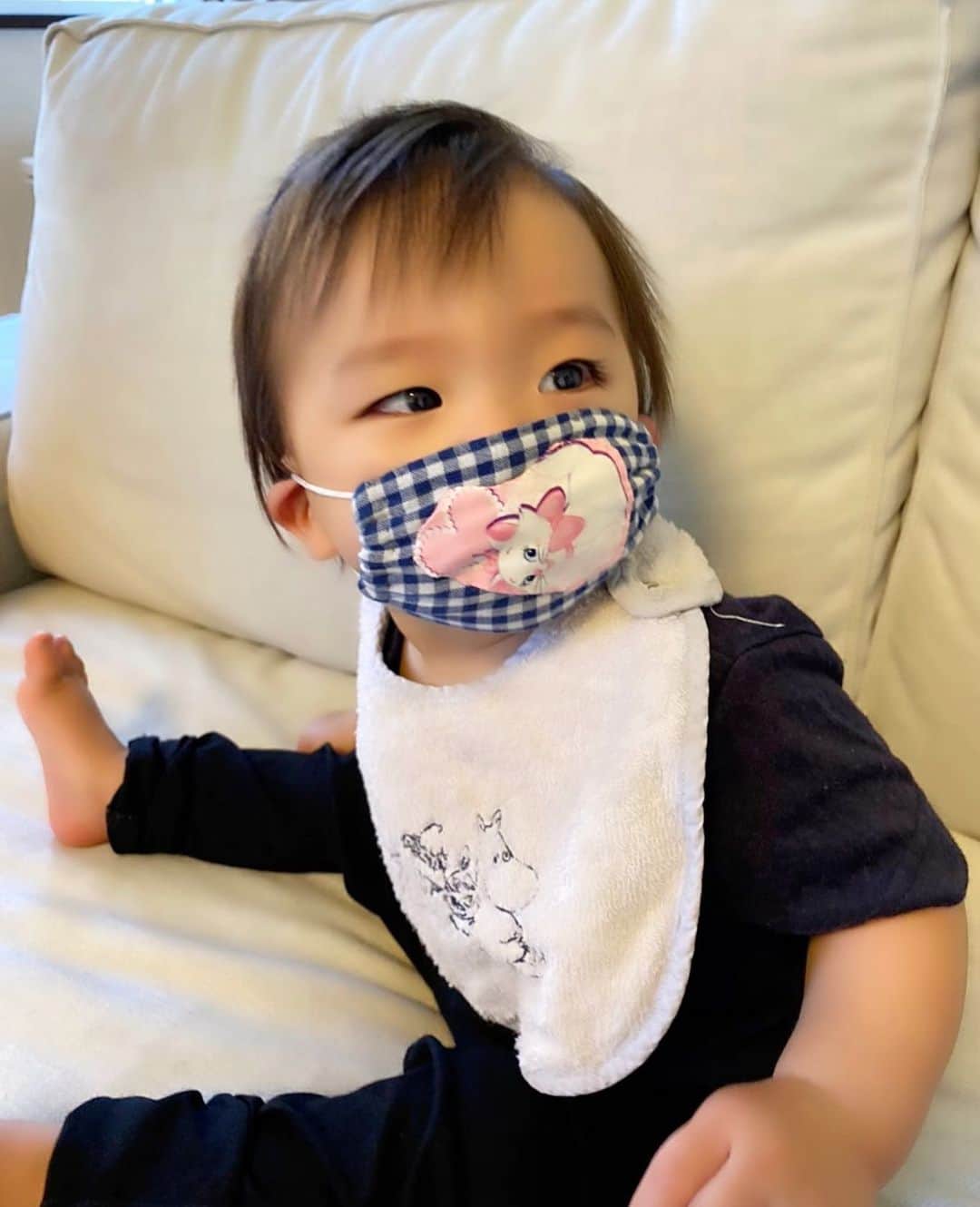 Momoeのインスタグラム：「おれだって大人と同じ‼️ マスクするもん‼️ パパのおばあちゃんに作ってもらったんだぜ‼️ . ※この後泣きながら外しました . . #happy #家事 #育児 #赤ちゃん #baby #family #家族 #0歳 #boy #smile #男の子 #息子 #code #love #lucky #kids #子供 #thankyou #宝物 #ベビー #fashion #follow #boy #パパ #ママ #家族写真 #11ヶ月 #男の子ママ #赤ちゃん写真 #photo #子育て」
