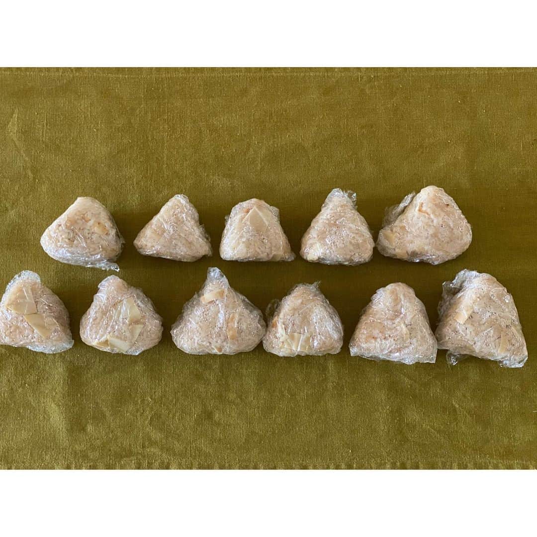 新井麻希のインスタグラム：「* おにぎりって、少しずつ大きくなるよね🍙 * ところで、この1ヶ月、苦手なお料理をずっと避けていたんですが、今朝起きたら（と言っても昼の11時に、4時から起きている夫に叩き起こされたんですけど🧟‍♂️🧟‍♀️）、突如たけのこご飯が食べたくなって、材料は夫が明日作るつもりで買ってあったのをいいことに、それを使って炊いたんです。 * それが天才的に美味しくできて、これを「眠れる獅子が目を覚ました」と表現したらものすごく白い目で見られたんですけど、私はこっちの世界に来ても、きっと私と同じ思いをしている料理初心者の皆様を温かい目で見守ろうと思います🙏」