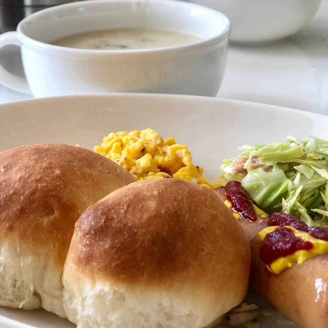 カータンのインスタグラム：「HB買ったばかりの頃を思い出す。毎日、HBを動かす生活。 #パン #ちぎりパン  #ぶかっこうも味のうち」
