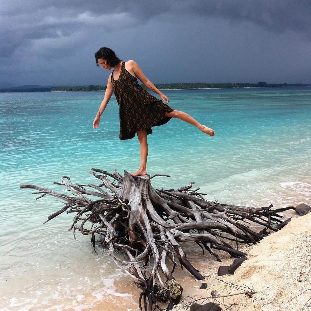 アンドレア・フエンテスのインスタグラム：「One of my top passions is to travel, I’m an earth lover, passionate for nature and I’m very grateful to have been able to visit so many different places of our planet! My bucket list is very long, I hope to have enough time to see everything! Let’s see if you can guess the continent of this picture... What’s the part of the world you would like to visit once we are free to move? I can’t wait to see the country of Butan! #nofilter #happyearthday🌎」