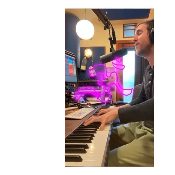 ジェシー・カーマイケルのインスタグラム：「HAPPY EARTH DAY!!! thank you to this precious planet for everything. And thank you to @lildickygram and all the other artists involved for this great song. I played it in a minor key today. Then started to learn how to animate in After Effects. I love you all out there. These are strange and tough times for many so let’s keep everyone in our hearts and be safe with our actions and fearless in our souls. Onwards and Upwards. We’re all in this together. Xoxo」