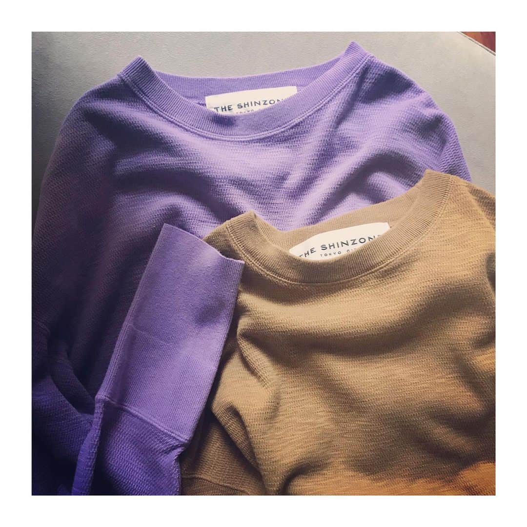 上村若菜のインスタグラム：「. サーマルはいつだって味方💜🤎 . #wakamesfavorite #theshinzone #サーマル #近所でも部屋でも #展示会で2色オーダーしていたやつ #間違いなかった✨」
