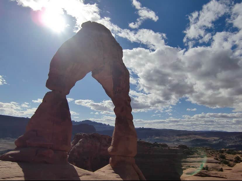 鈴木ちなみさんのインスタグラム写真 - (鈴木ちなみInstagram)「Arches national park in 2012. #Utah #archesnationalpark  #ちなみたび  2012年に行ったアーチーズ国立公園。風雨によって自然にこの形になった岩⛰吹き渡る風が本当に気持ちよくて、体が軽くなったのを思い出すな〜✨✨ #ちなみたびの思い出 #おうち時間  The memory of the past when visited Arches national park in 2012. The park contains rock arches with special and beautiful sculptures,which is result of the weathering ⛰✨I remember the breeze blowing across the field made me feel good and refreshed🍃」4月23日 15時35分 - chinami_suzuki0926