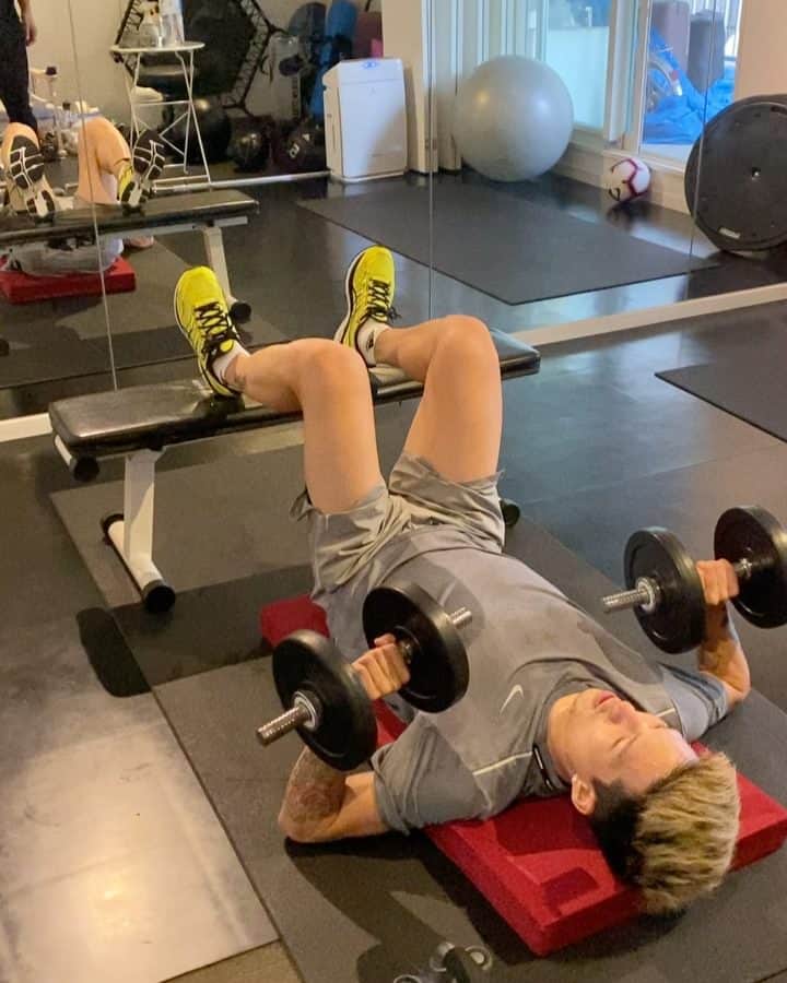小林祐希のインスタグラム：「出来るだけ同じメニューではなくて、いろんな刺激を入れるようにしている。 出来ない動き、苦手な動き、今までした事がない動きにチャレンジした時に身体と同時に脳にも刺激と負荷が掛かる。 歳を重ねてきて、ハードなトレーニングを長時間出来なくなってきた今、トレーニングの質に拘らなければいけない。 短い時間でどれだけ集中して適切な負荷を身体と脳のどちらにも掛けることができるか。 逆に指導者は短い時間で集中力を最大限引き出して、質の高いトレーニングを提供しなきゃいけない。 17歳でプロになって色々なトレーナーに出会い、色々なトレーニング法を試してきた。 自分には合わなくてコンディションを崩したり、試合の時に身体が思うように動かなかったり沢山の失敗があった。 10年経ってやっと自分のやり方が分かってきた。トレーニングも考え方もどんどんシンプルになってきた。 若い子たち（小学生〜大学生。これからプロを目指す人。何か目標がある人）には失敗を恐れずにチャレンジして欲しい。 周りの人たちが楽しそうに遊んでる時に、自分は我慢して練習に取り組まなきゃいけないことが沢山あると思う。でもいつか差が付くし、結果が出なかったとしても人間としての深みが出てくる。人から信頼されるようになる。 俺はプロ10年やってきて、チャレンジして来たことのほとんどが失敗。というかほとんどがサッカーでの「結果」には繋がらなかった。 10年前に自分がイメージしてた将来像とはかけ離れたとところに今自分はいる。 だけど、そのチャレンジする姿勢や気持ちに賛同し応援してくれる仲間が沢山増えた。 27歳最終日。今までの人生を振り返ってみて、今が最高に充実してる。 #チャレンジ　#挑戦　#夢　#仲間 #家族」