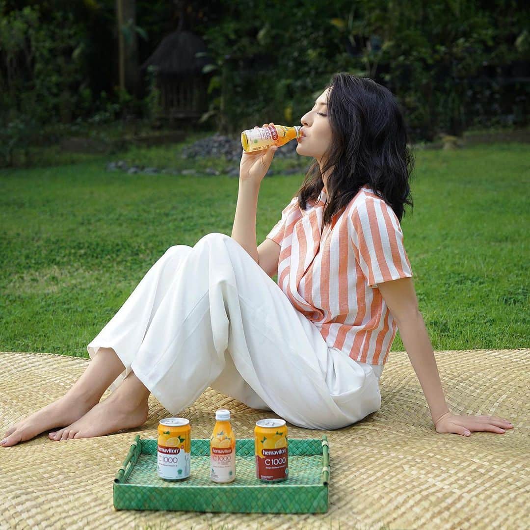 ラライン・シャーのインスタグラム：「Yuk sama-sama lawan virus Corona! Selain #dirumahaja kita juga perlu fokus ke langkah pangkah pencegahan dari dalam dan menjaga daya tahan tubuh. Untuk urusan daya tahan, aku rutin minum @hemavitonc1000 1x sehari, yang mengandung Buffered Vitamin C 1000mg yang ramah buat lambung! Plus ada kandungan 1000 mg Collagen yang menjadi booster buat kulitku. Sekarang ada varian baru yaitu hemaviton C1000 + Collagen Less Sugar, yang lebih rendah gula dan memakai pemanis alami dari daun stevia 🌱Ini pas banget buat yang lagi jaga asupan gula seperti saya. #BuruBuruhemavitonC1000  buat jaga daya tahan tubuh sekalian merawat kesehatan kulit. Produk Hemaviton dapat dibeli di Tempo Store Official yang ada di Lazada, Shopee, Tokopedia dan Blibli 🧡🧡🧡 #hemavitonC1000 #BuruBuruhemavitonC1000 @hemavitonc1000」
