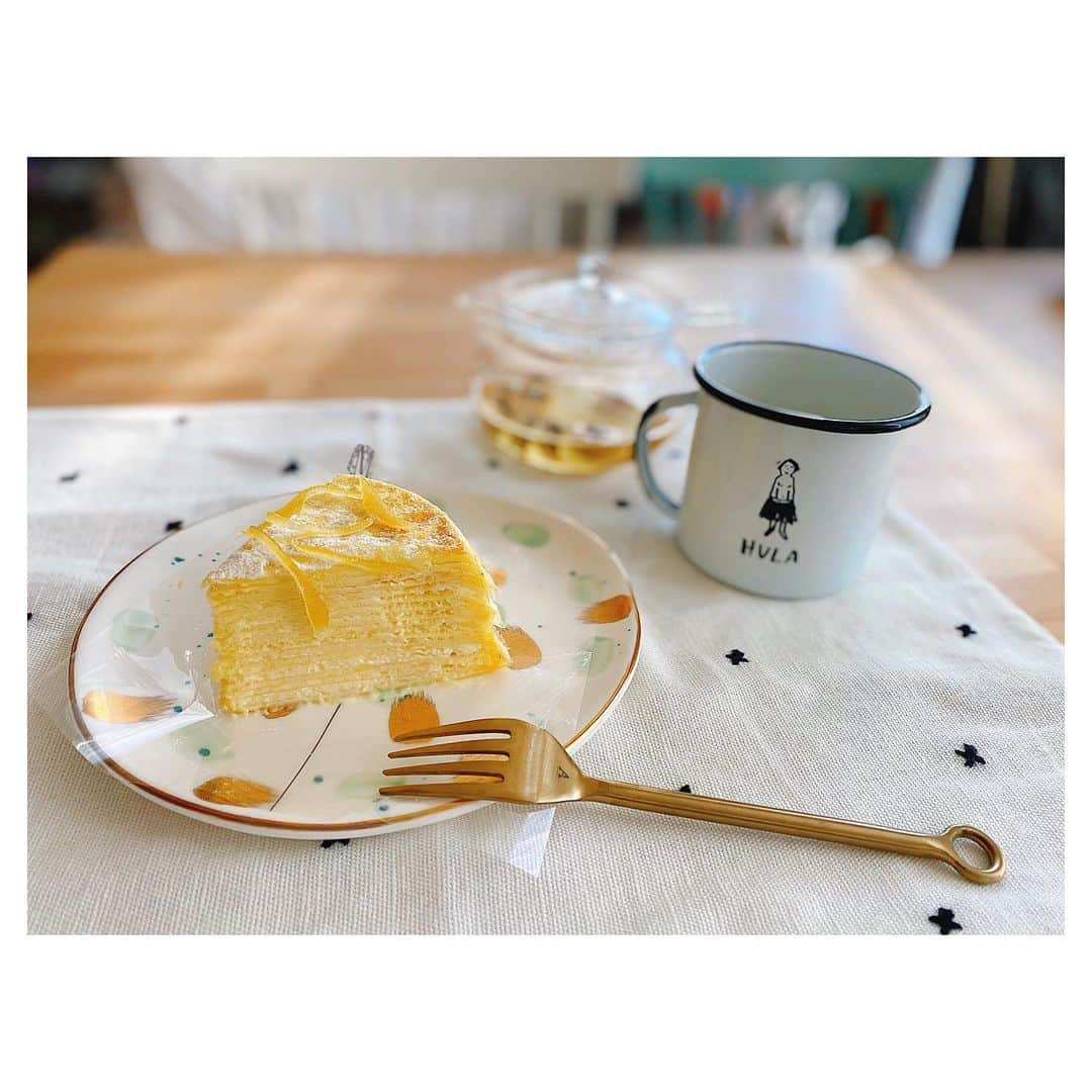 荒川れん子さんのインスタグラム写真 - (荒川れん子Instagram)「Thanks for my fav cake💕 以前お世話になった方に心ばかりのお礼ですし匠のちらし寿司を届けたら、まさかの大好きなLady Mのケーキを頂いてしまった！😍またもやお礼にならず💦 けど、本当に思いがけずで嬉しかったー！！ありがとうございます✨ 最近こんな状況を心配してくれる日本の人達から温かいご連絡を頂き本当に有り難くて、私も誰かに温かさ返しできたらなと小さなお裾分けとかしてるのだけど、いつも皆何か返してくれて全くお礼にならない😂 「何も期待してないんだから単にもらってー！」って言うのに、それができない人が周りに多いみたい😆🙏 . . #hawaii #luckywelivehawaii #hawaiilife #foodie #foodporn #lifeisajourney #cafe #millefeuille #cake #LadyM #teatime #instahawaii #quarantine #stayhome #ハワイ #ハワイ生活 #ハワイ暮らし #日々の暮らし #自宅待機 #外出禁止 #バナナケーキ #おうち時間 #おうちカフェ #お茶の時間 #おやつ #ケーキ #感謝 #🍰 #ミルフィーユ #🍋」4月23日 15時48分 - renren_hawaii