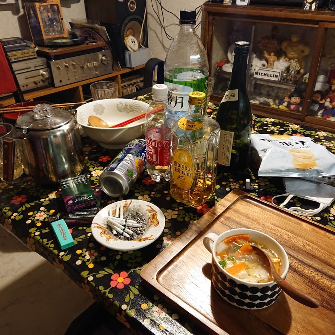 ホルスタイン・モリ夫さんのインスタグラム写真 - (ホルスタイン・モリ夫Instagram)「料理家の脇雅世先生からのご提案でスタートした料理リレー。 @pool_sapporo さんから、バトンを受け取りました。ありがとうございます。 「うちで過ごそう」と言う事でご家庭にありそうな食材でのメニューが好ましいと。で、前日に一人宅飲みして余ったツマミの干し鱈とスティック野菜(どちらもコンビニにありますね！)の余りで韓国スープの「プゴク」を作りました。基本食材としましては干し鱈、大根、唐辛子、ベースはダシダ(牛骨スープのもと)なのですが、以前作った鶏ハムの出汁があったのでそれで代用。味付けは塩のみ。あとは大好きな卵を投入。  韓国では専門店もあるぐらいの定番メニューなのですが、こちら美味しいだけでなく二日酔いに効くという私にはありがたいスープでございます。生鱈で作るプゴクもありますが、私は干し鱈の方が出汁が出て食感も好みでございます。  マリメッコの食器なんか使ってみて頑張って写真撮ってみましたが、実際のテーブルの感じもお楽しみ下さい。 はい、前日に酒やりすぎてるんです。暇で。ふーーー！プゴク効くーーーー！！ 次に渡すバトンなのですが酒のやりすぎでどこかに紛失してしまったのでこのリレー棄権させていただきます。  さて、また飲みましょうか。  #うちで過ごそう #stayhome #料理リレー #cookingrelay #プゴク #二日酔い #二日酔いに効く #脇雅世 #脇雅世加藤巴里土井光猪狩悠里近藤冬子本間節子柳沢小実高橋てるみwarmerwarmer黄川田としえ鈴石真紀子日登美向井裕美子香月鉄平福田春美小野城碁山口礼犬養百子坂上華奈」4月23日 15時49分 - morry_aroi