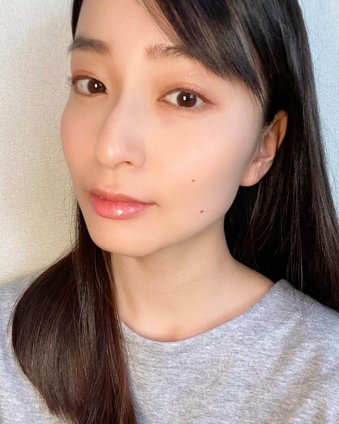 岩間恵のインスタグラム：「昨日のインスタライブの時のメイク💄  ほぼSHIROのコスメ🌿 アイラインだけはTHREEのオレンジ🍊 チークとマスカラが特にお気に入り◎ 品番よく聞いて頂くので、メモしときますね♩  アイシャドウ💄 　SHIRO カレンデュラアイシャドウリキッド 01, 02, 03 アイライナー💄 　THREE インディストラクティブルアイライナー 08 チーク💄 　SHIRO カレンデュラチークリキッド 08 マスカラ💄 　SHIRO GKマスカラB 01 リップ💄 　SHIRO エッセンスリップオイルカラー 01, 06  暇だからいつもはめんどくさいメイクも なんか楽しいぞ？🤔🤔🤔 #shirocosmetics #shiro #threecosmetics #megumake #メイク #コスメ」