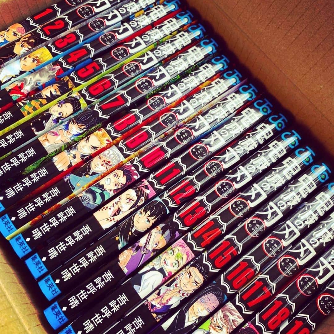 岡部玲子さんのインスタグラム写真 - (岡部玲子Instagram)「大人買い📕✨ やっと届きました〜っ😭 売っていないし、1冊も持っていなかったのをいいことに…漫画全巻ドットコムにて大人買い😏 私が読めるのはいつかな😅 自粛生活とはいえ、なんだかんだやらなきゃいけないこと、やるべきことも多いですよね😅私は夜には撃沈です💦 息子はもうすごいスピードで読んでいる😳 私は普段漫画は殆ど読まないのだけれど…話題だから読んでみようかとっ😏  #岡部玲子 #タレント　#レポーター　#キャスター　#アナウンサー　#女子アナ　#フリーアナウンサー　#鬼滅の刃　#漫画　#漫画全巻ドットコム #大人買い　#いつ読めるかな #話題　#mama #talent #reporter #announcer #japanesecomics #comics #kimetsunoyaiba」4月23日 15時55分 - reiko_okabe