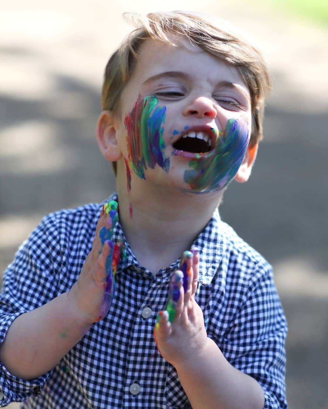 ウィリアム（ケンブリッジ公）さんのインスタグラム写真 - (ウィリアム（ケンブリッジ公）Instagram)「🌈 Instagram vs Reality.  Thank you for all your lovely messages on Prince Louis’ second birthday!  The Duke and Duchess of Cambridge are very pleased to share new photographs of Prince Louis, taken by The Duchess this April.」4月23日 16時00分 - princeandprincessofwales