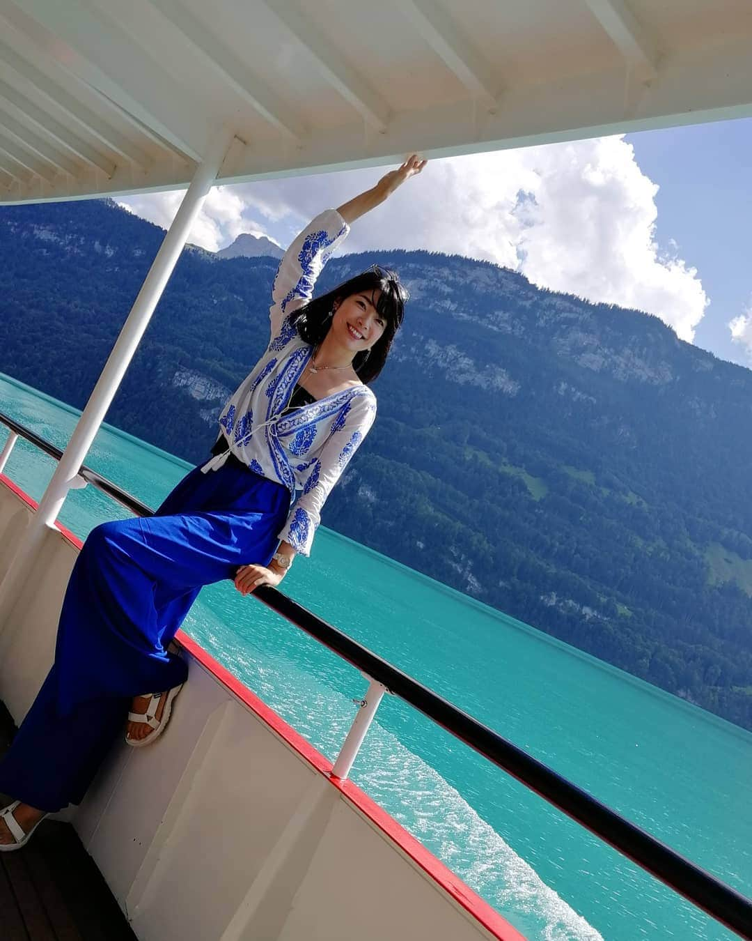 桐島瑞希さんのインスタグラム写真 - (桐島瑞希Instagram)「【💙💙💙】 心のオアシスにスイス🇨🇭の青い湖をどうぞ💙  #tbt #スイス #心のオアシス」4月23日 16時04分 - mizkirisiii