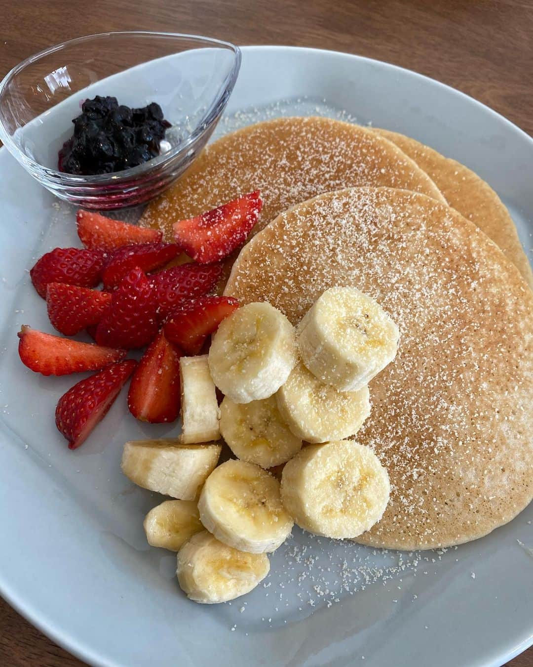 畠中槙之輔のインスタグラム：「_ 初めてのパンケーキ作り🥞 めちゃくちゃセンスあるな 🤣🎉 #パンケーキひっくり返しチャレンジ #もちろん #グルテンフリー #牛乳じゃなくて #オーツミルク使用 #砂糖は不使用 #上にかかってるのは #アーモンドパウダー」