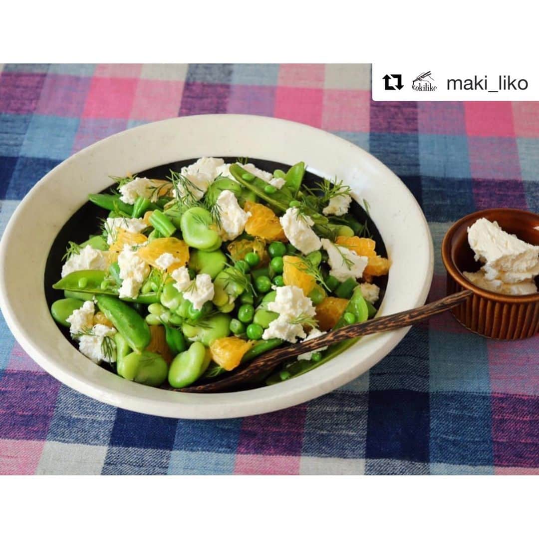 七咲友梨さんのインスタグラム写真 - (七咲友梨Instagram)「せっかくおうちでご飯を食べるなら、美味しいものを◎  連載している 「TURNS  こちかぜごはん」 今回は料理家の米田牧子さん @maki_liko が、特別にオープンレシピにしてくれました🙌  見た目も食感も、作るのも楽しい1品！ すっごく美味しいのに、意外と簡単✌️ おためしあれ！ . .  #Repost @maki_liko with @get_repost ・・・ 旬食材を使ってのレシピと小話を連載しているTURNSvol.41の発売日。 最新号は、テレワークに慣れてきた方に響きそうな ”多拠点居住と新しい働き方"というテーマです。  今回は鮮やかな鹿児島のそら豆について書かせていただきました。何かと使える自家製カッテージチーズのレシピと共に。今回はおうちごはんにお困りの方も多そうなので、特別にこちらでもレシピを紹介いたします。 . . 『そらまめとはっさく,自家製カッテージチーズのサラダ』 ＊ 材料(4人分) そら豆 …60個 スナップえんどう…20本 グリーンピースやいんげん、絹さやなど…お好みで適宜 はっさく…大きめ1個 ディルなどお好みのハーブ…適宜 . ＜ドレッシング＞ オリーブオイル…20g 白ワインビネガーもしくは米酢…100g 塩…小さじ2 ブラックペッパー…少々 . ＜自家製カッテージチーズ＞ 牛乳…300cc 生クリーム…200cc レモンジュースもしくは酢…大さじ2 塩…少々 ＊ ＊ ①カッテージチーズを作る。 材料を入れた鍋を火にかけて75度くらいまで温度を上げ、少し混ぜる。ほろっとしてきたら火を止め、10分くらい冷ます。 ボウル、ざる、キッチンペーパー（もしくはさらし）を重ね、上から鍋の中身を入れ、冷蔵庫で2時間以上冷やしておく。 乳清と脱脂乳に分けられる。  ②そら豆はさやから出し、スナップエンドウはスジを取っておく。 グリーンピースや絹さやも同様にする。いんげんの場合は２センチくらいのぶつ切りにカットする。  ③沸騰した湯で、豆を固めに下ゆでする。お湯には少し塩味を感じるほどの塩を入れておく。茹で上がったら変色しないように冷水をあて、冷やす。そら豆は薄皮をむく。スナップエンドウは中身が見えるように開く。  ④八朔の皮をむき、薄皮と白い皮を包丁などでむいて身を出す。 お好きなハーブを食べやすいサイズにちぎっておく。 ⑤ドレッシングを作る。材料を大きめのボウルに入れ、よく混ぜて乳化させておく。  ⑥⑤の大きめのボウルに③④を加えてゴムベラなどで崩れすぎないように具材を合わせる。  ⑦お皿に盛り付け、カッテージチーズをお好きなだけトッピングする。  ___________________________ 今回も編集は本郷さん　@ukape 、カメラマンは七咲さん　@nanasaki_yuri です。いつもありがとうございます。  全国書店にて販売中！ . . #多拠点生活 #ターンズ #雑誌 #そらまめ #空豆 #そら豆 #手仕事 #レシピ #伝統文化 #recipe #こちかぜごはん #地産地消 #kokiliko #uターン就職 #おうちごはん #七咲友梨 #yurinanasaki」4月23日 16時25分 - nanasaki_yuri