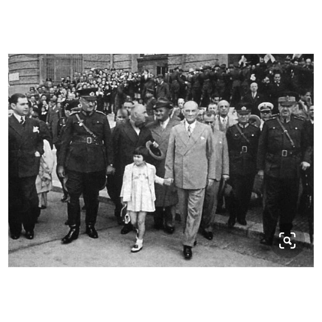 ナズ・アイデミルのインスタグラム：「Mustafa Kemal Atatürk’ün çocuklara armağanı 23 Nisan Ulusal Egemenlik ve Çocuk Bayramımızın 100. yılı kutlu olsun! 🇹🇷🇹🇷🇹🇷」