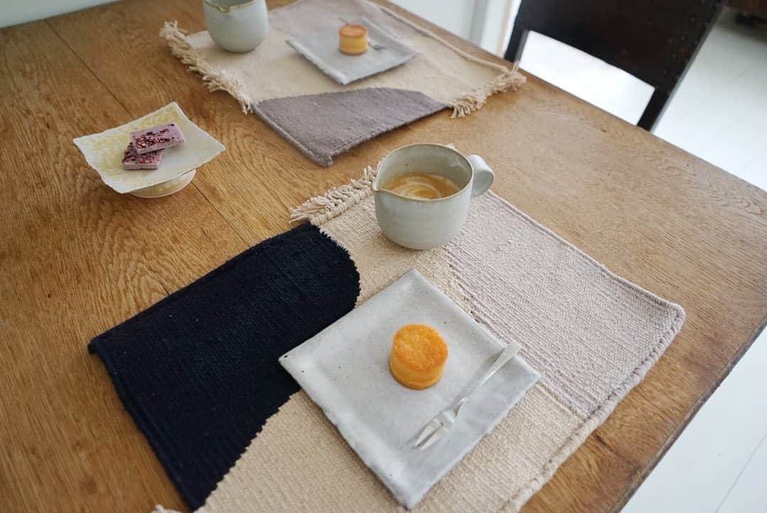 norikoのインスタグラム：「おやつのじかん🍪🍭 今日は　@muramuramuracho から美味しいお菓子が届いた🥺何これ！！美味しすぎる！びっくり🙌🏻 私はカフェラテ、息子👦🏻はココアと一緒に♡ むらちょいつもありがとうー！！✨✨」