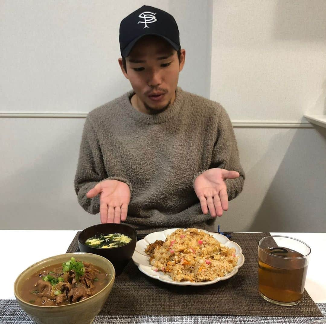 榊翔太さんのインスタグラム写真 - (榊翔太Instagram)「幸麺さんがテイクアウトを始めました🍜 僕の大好物の炒飯もお持ち帰りができるみたいです❗️😳今回はチャーハン、半キムチ炒飯、ホルモン味噌煮込み弁当をお持ち帰りしました！自宅で幸麺のチャーハンが食べられるなんてすごく嬉しいです😆ホルモン味噌煮込みは柔らかくご飯とすごく相性がいいです🍚  お家で外食気分を味わいましょう✨  TEL 028-623-4455  #幸麺　#テイクアウト  #stayhome」4月23日 16時33分 - shota.sakaki