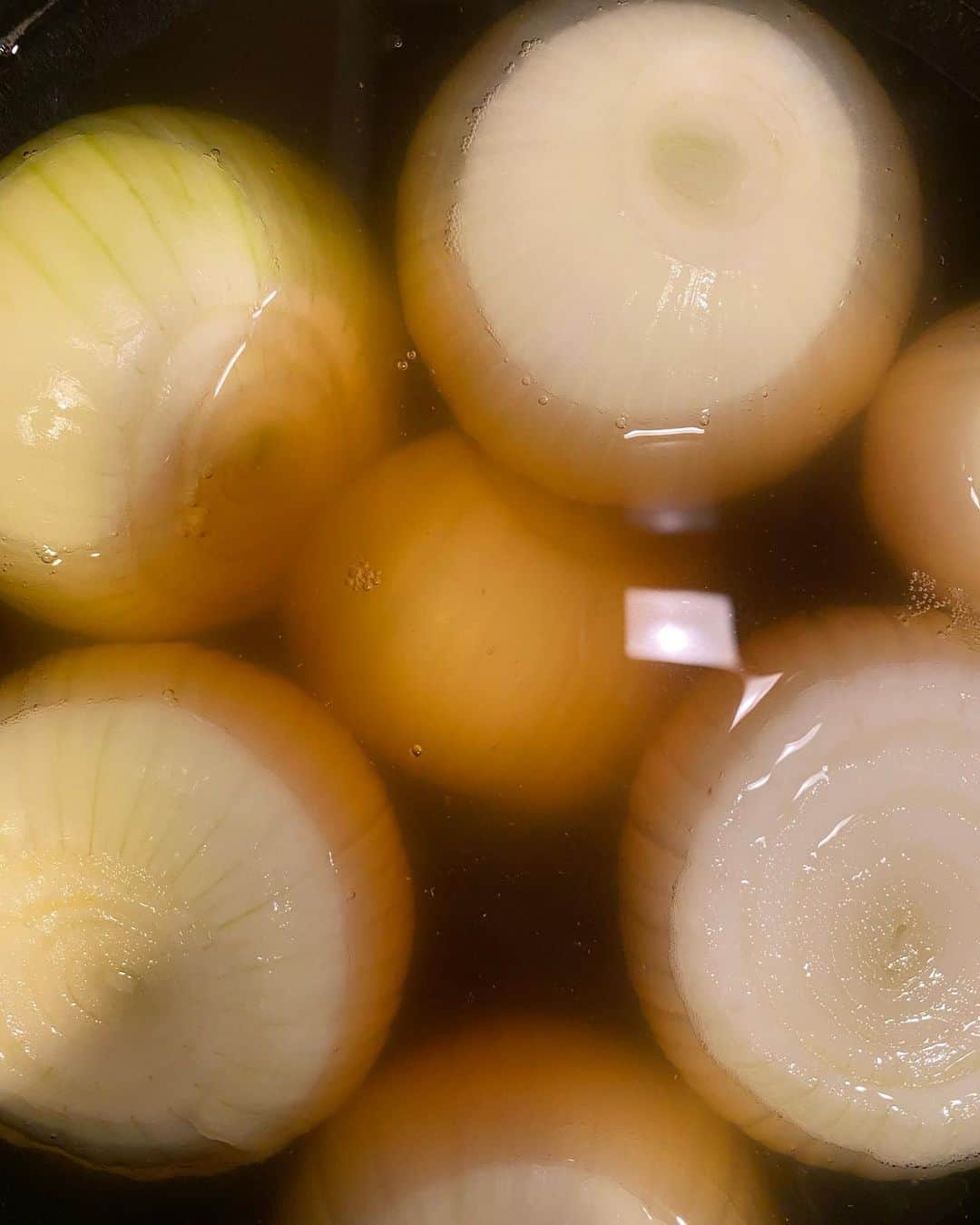 佐田真由美さんのインスタグラム写真 - (佐田真由美Instagram)「新玉ねぎのスープ 鰹出汁、昆布出汁、梅干しで弱火５０分くらいかけて煮ます #消えないレセピ より。」4月23日 16時27分 - sadamayumi