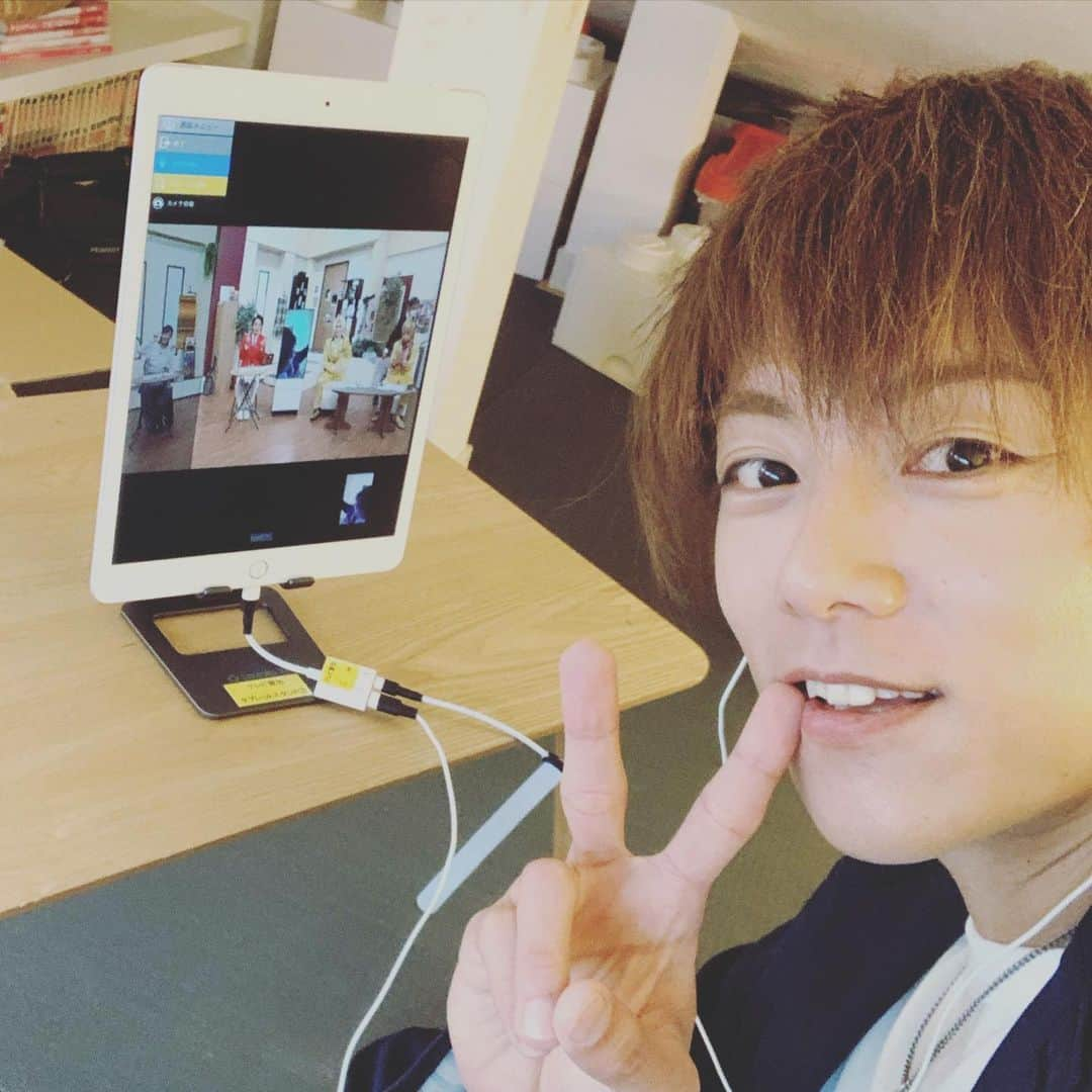 杉浦太陽さんのインスタグラム写真 - (杉浦太陽Instagram)「名古屋の番組は、  リモート収録！！ ばりばりの自宅で不思議な感じでしたが、  名古屋チームが頑張ってくれてました！ ありがとうございました！お疲れ様でした！！ @sugiurataiyou_official  #リモート収録 #テレビ愛知 #くすぐる」4月23日 16時32分 - sugiurataiyou_official