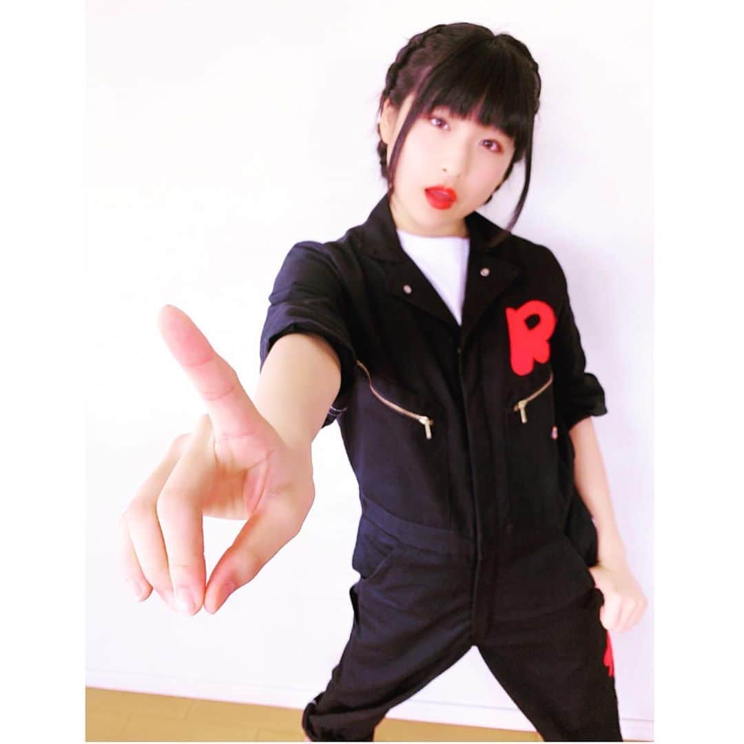 りりりのインスタグラム：「✌️✌️✌️ ・ ・ #りりり #ピースサイン #久しぶりにこのツナギ着たら #ちょうどサイズになってた #やっぱ可愛い #めっちゃ #この #ツナギ 💗」