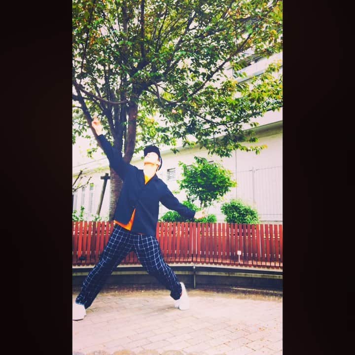 古幡亮（WATWING）のインスタグラム：「. 🎧Justin Bieber - Intention(acoustic ver.) . This dance teached by @trevortakemoto  on his online class. He is one of a dancer who I most like! I'm so happy to be dancing his choreo and be connected like this even when we have to stay home. I'm glad that I could spend such a chill time:) . こうしてオンラインで繋がれるこの世界ありがとうって最近すごく感じてます☺︎ . #dance#dancer#onlineclass#myfav #watwing#fanwiki #英語勉強中 :)」