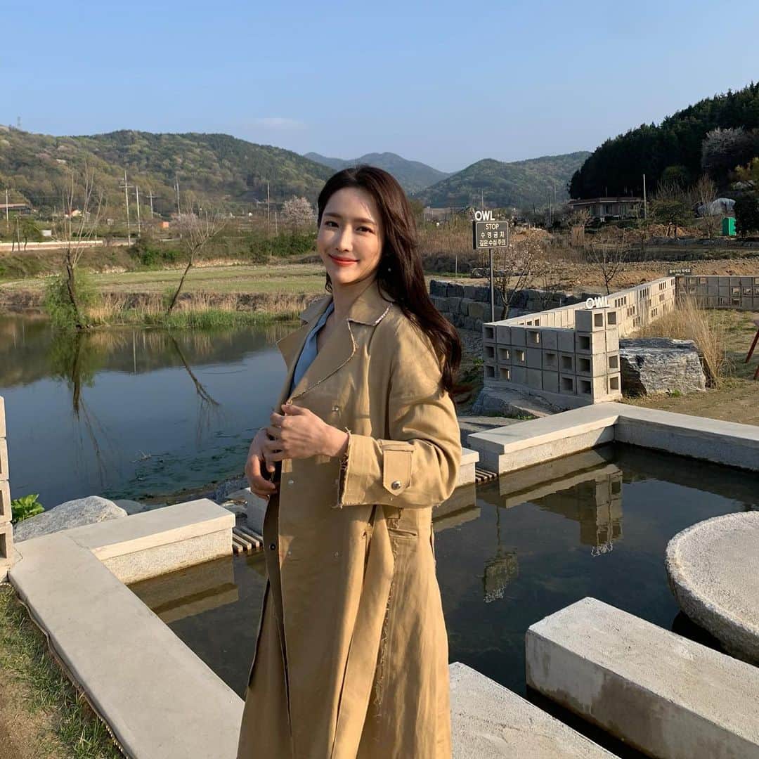 ガン・ヒョンギョンさんのインスタグラム写真 - (ガン・ヒョンギョンInstagram)「🌺 조말론 향수 당첨자는 누구일까요?! 🌺 여러분의 과분한 사랑과 함께 바베바니 이벤트는 계속됩니다😳❤🧡💛 앞으로도 기대해주세유👉🏻👈🏻 - 2,000개가 넘는 댓글을 하나하나 보느라 눈이 빠질 뻔 했지만 응원해주시는 분들, 재밌는 댓글이 많아서 시간가는 줄 모르고 읽었어요ㅎㅎ 참여해주셔서 진심으로 감사하다유?😉 그리고 너무 참여 많이 해주셔서ㅠㅠ 스타벅스 기프티콘으러 8분 더 뽑았어유.. 많이 못 뽑아서 미앙해요😭 - 코로나 때문에 집에 계시면서 바니홈트 따라해주시는 분들도 많다구 하셔서 넘 뿌듯😊 확~!찐자가 되지 않도록 운동하시는 분들을 위해 홈트 영상도 부지런히 준비할게요🙊 - 호불호 없이 좋아한다는 조말론 향수지만 사람마다 취향 차이가 있으니 어떤 향을 선물해드려야 좋아하실까 고민도 많았는데요🧐 - 향을 맡아보며 많이 고민한 끝에.. 꽃향기로 인기가 많다는 <① 피오니 앤 블러쉬 스웨이드, ② 잉글리쉬 페어 앤 프리지아> 총 2가지로 준비해보았어용♥ - 제 선물을 받으실 총 5분의 당첨자는 바로!! @p.sseung @valentina0326 @seona323_ @yezinys @luving_eun - 스타벅스 8분 당첨자는 바로!! @oi_bbeummm @_m1n1 @__rimi @yeoni_sopal @parkjiyuun @jinas287 @kimo_yeon @yangsoonee_ - 모두 모두 축하드려요🌻🌼🌷🌺 (당첨되신 분들은 저에게 DM으로 성함/연락처/주소 보내주세용!!) - 맘 같아서는 모든 분께 드리고 싶지만😂 당첨이 안되셨어두 너무 슬퍼하지마세유😢 바니님들을 위한 이벤트는 계속 될테니까욥☺ - 전 이제 선물 보내드릴 상자 사러 가야겠어요!! 바니님들께 직접 선물 보내드릴 생각에 너무 설레네욥❤」4月23日 16時50分 - babebani